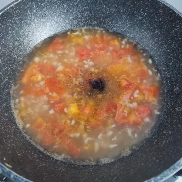 Tambahkan saos tomat dan kecap manis, aduk rata.
