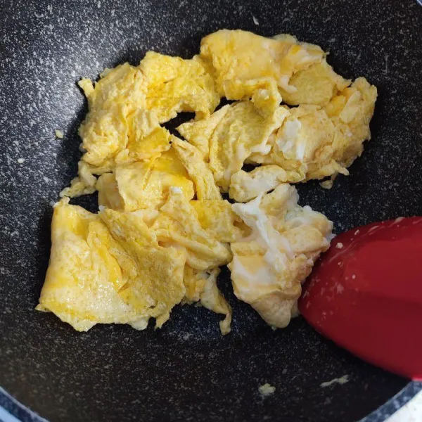 Kocok lepas telur, kemudian goreng hingga matang. Kemudian potong-potong dengan spatula, sisihkan.