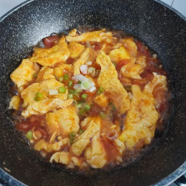 Masukkan telur dadar, masak sampai bumbu meresap dan kuah agak menyusut. Terakhir tambahkan irisan daun bawang, masak sampai layu. Sajikan hangat.
