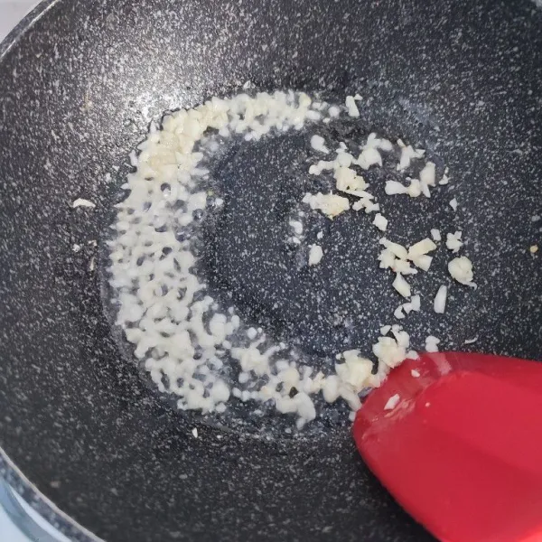Panaskan minyak, tumis bawang putih cincang hingga harum dan kecoklatan.