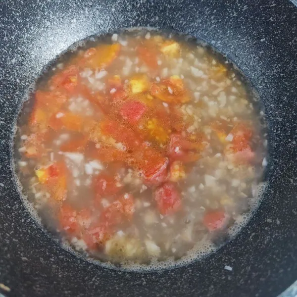 Masukkan tomat, tumis hingga layu. Tambahkan air, masak hingga aroma langu tomat hilang.