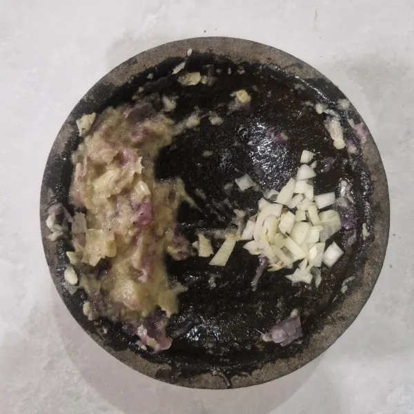 Haluskan bumbu seperti bawang merah, bawang putih, dan merica. Kemudian, cincang bawang bombay.