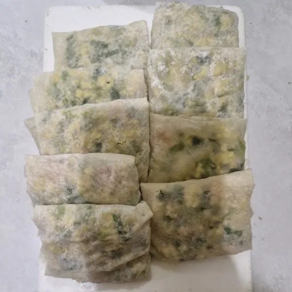 Lipat berbentuk seperti gambar. Lakukan hingga bahan habis.