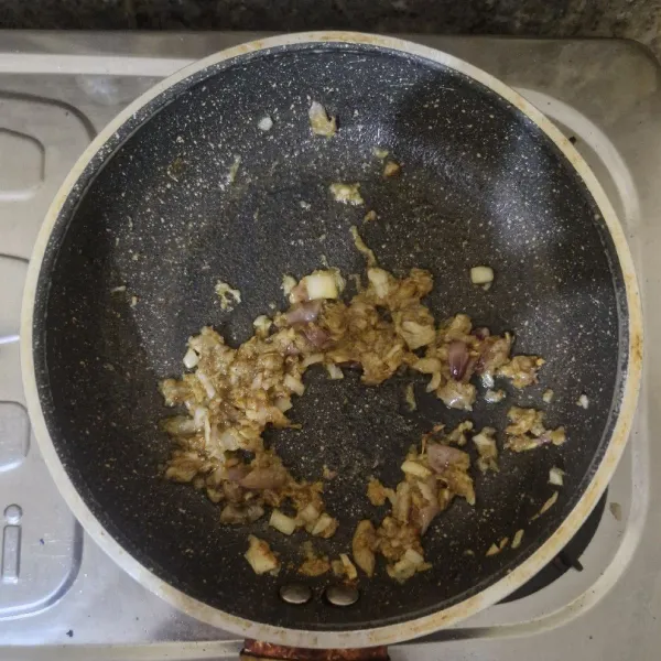 Tumis bumbu halus, kemudian tambahkan bubuk kari hingga tercium bau harum.