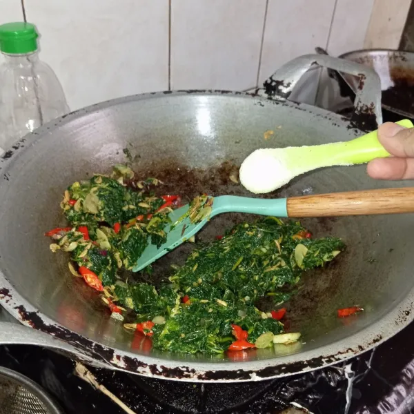Tambahkan garam, kaldu bubuk & gula pasir, aduk rata. Siap disajikan.
