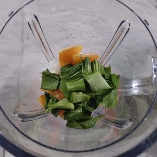 Potong- potong, lalu masukkan ke dalam blender.