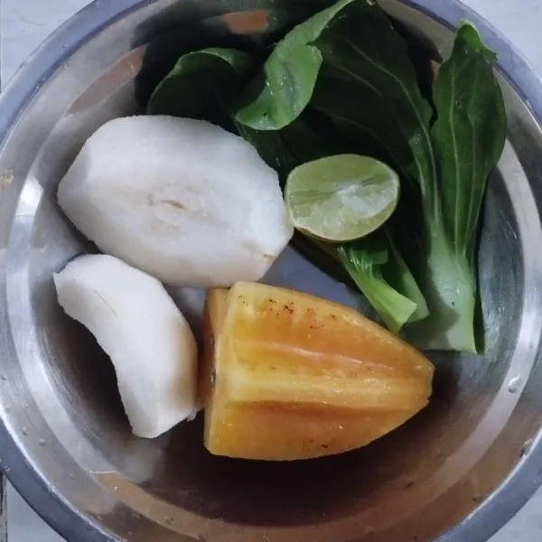 Kupas buah pir, kemudian cuci bersih semua buah dan sayur.