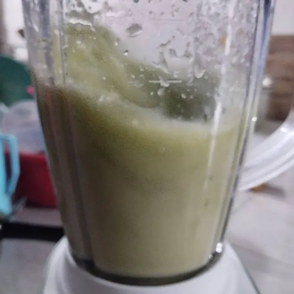 Blender buah dan sayur hingga halus.