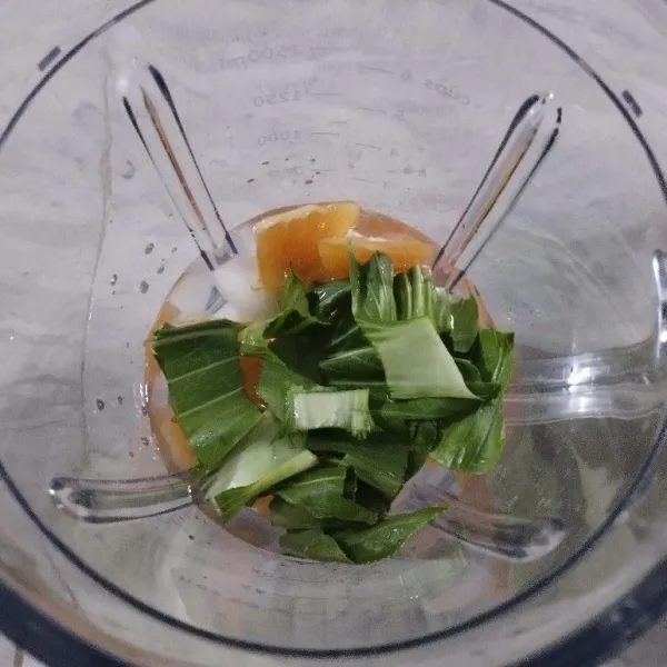 Tuang air ke blender.