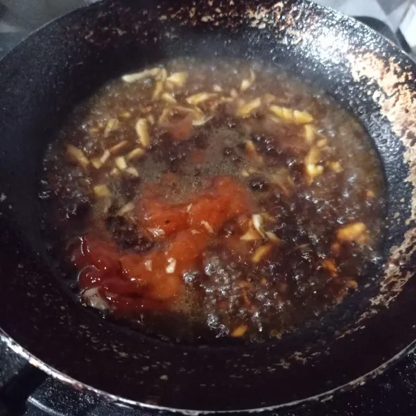 Masukkan air, saus sambal, kecap manis, kecap asin, saus tiram, kecap manis, gula pasir, dan saus lada hitam. Kemudian, aduk merata.