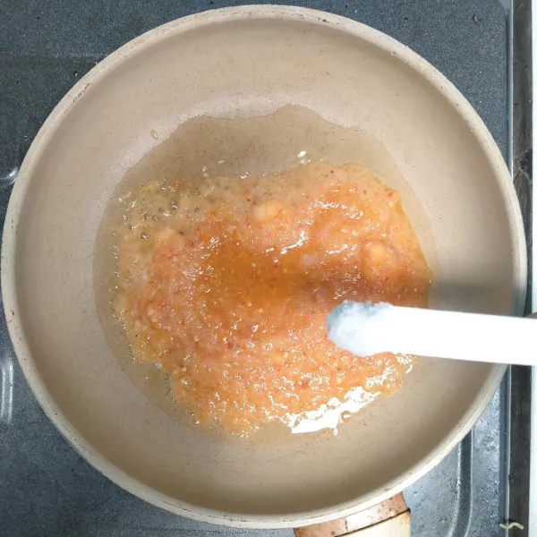 Masukkan garam, gula pasir, merica bubuk