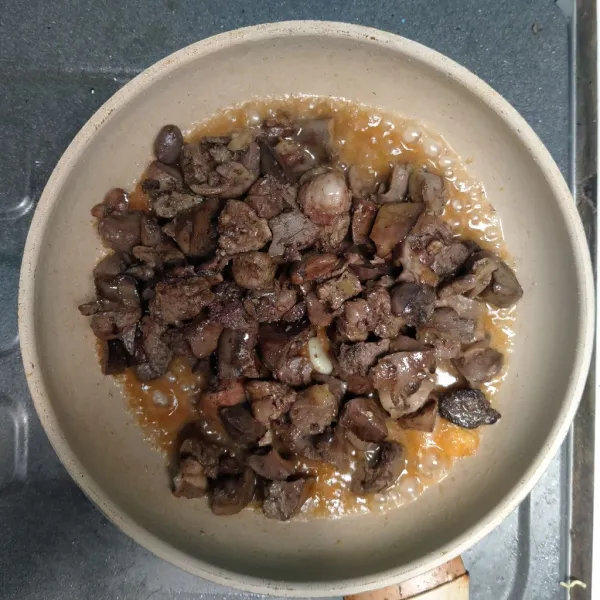 Masukkan ati ampela yg sudah direbus dan digoreng setengah matang