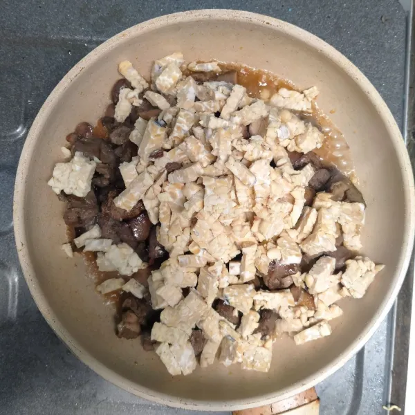 Masukkan irisan tempe