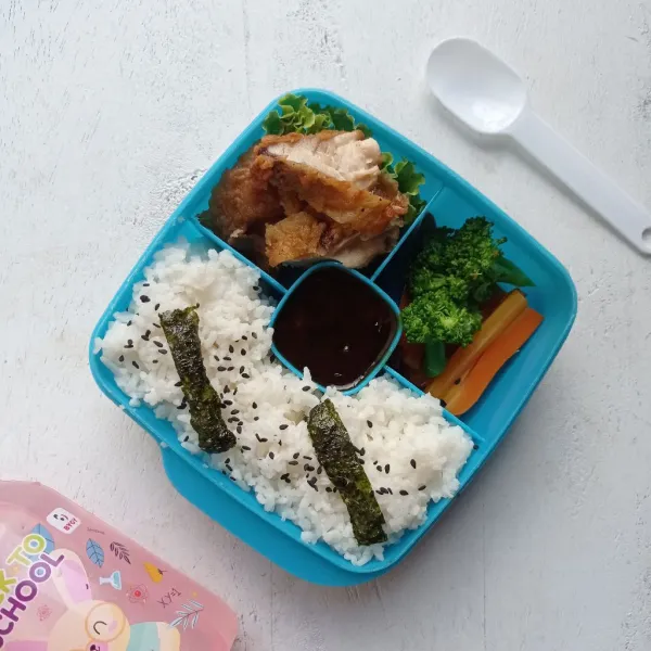 Siapkan kotak bekal. Tata nasi, chicken steak, saus black pepper, dan sayuran ke dalam kotak bekal. Siap disajikan!