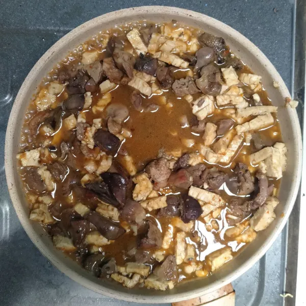 Masukkan air, beri penyedap rasa dan irisan cabe rawit tunggu meresap n menyusut siap disajikan