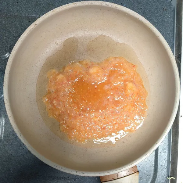 Panaskan minyak tumis bumbu halus hingga harum