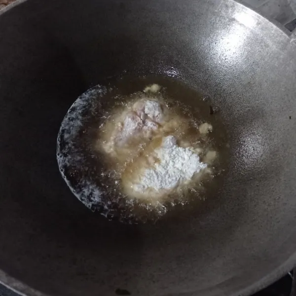 Siapkan ayam, lalu gulingkan ke tepung bumbu. Kemudian, goreng di minyak panas menggunakan api sedang hingga matang. Setelah itu, tiriskan.