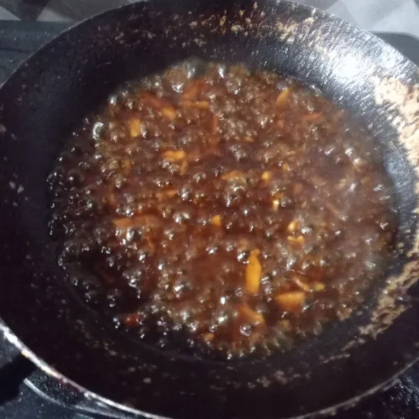 Masak sampai mendidih dan agak kental. Koreksi rasanya, lalu matikan api.