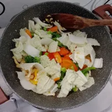 Masukkan semua sayur. Tambahkan sedikit air. Aduk rata.
