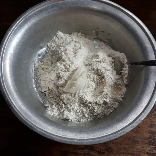 Campurkan terigu, gula, ragi, garam, dan margarin putih. Kemudian, aduk rata.