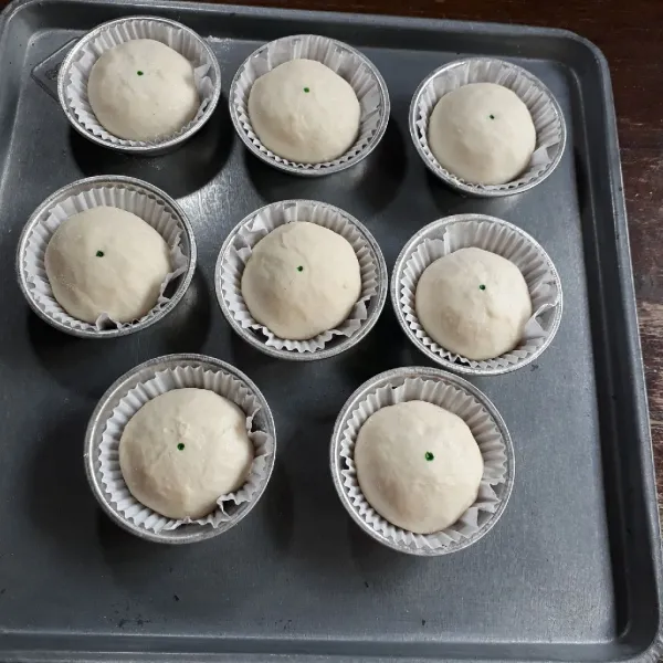 Tutup pao dengan kain dan diamkan hingga mengembang, kurang lebih selama 40-50 menit (tergantung cuaca masing-masing daerah. Tambahkan pewarna di atasnya dengan tusuk gigi.
