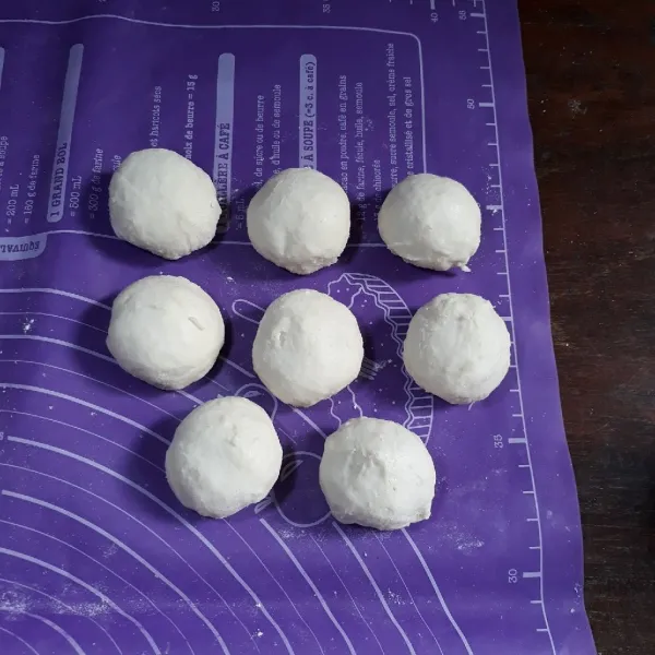 Timbang adonan seberat 35 gr, kemudian bulatkan.