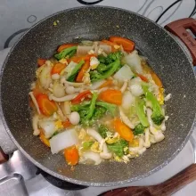 Tambahkan seasoning dan larutan maizena. Aduk rata. Masak sampai matang. Icip rasa. Sajikan.