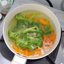 Rebus wortel dan brokoli sampai setengah matang. Angkat dan tiriskan.