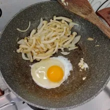 Masukkan telur. Masak sambil diorak-arik.