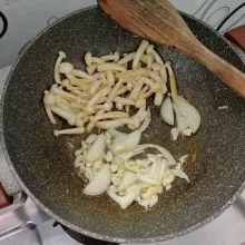 Siapkan jamur shimeji. Masak tanpa minyak sampai berubah warna.  Kemudian masukkan minyak dan bumbu tumis. Tumis sampai harum dan layu.