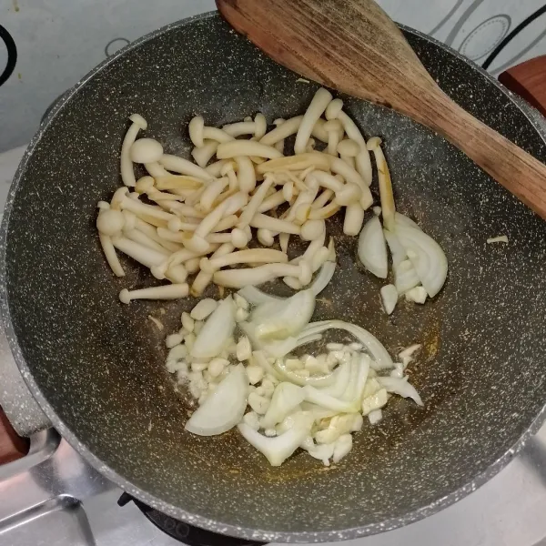 Siapkan jamur shimeji. Masak tanpa minyak sampai berubah warna.  Kemudian masukkan minyak dan bumbu tumis. Tumis sampai harum dan layu.
