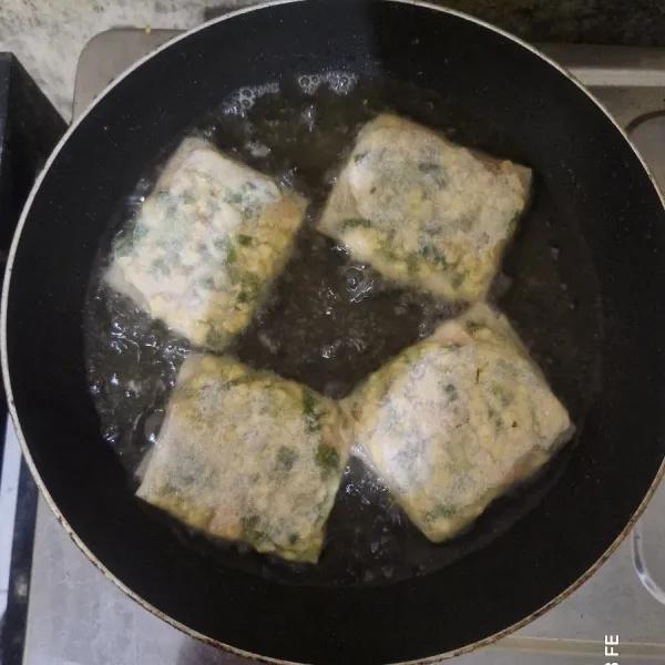 Panaskan minyak secukupnya. Goreng martabak hingga berwarna kuning kecoklatan, kemudian angkat dan sajikan selagi hangat.