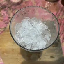 Tambahkan es batu dan aduk hingga rata. Masukkan ke dalam frezzer selama 15 menit.