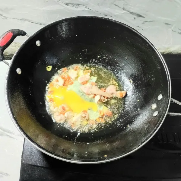 Masukkan telur ayam dan orak-arik sampai matang.
