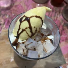 Tambahkan durian, kemudian beri sisa kental manis cokelat.