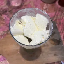 Keluarkan dari dalam kulkas dan tambahkan es batu.