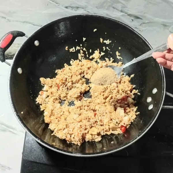 Tambahkan kaldu bubuk instan dan koreksi rasa, kemudian masak sampai matang.