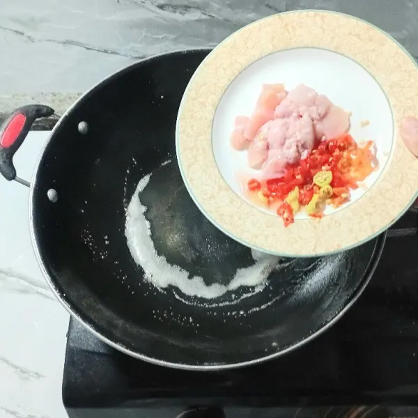 Masukkan ayam dan cabe rawit.