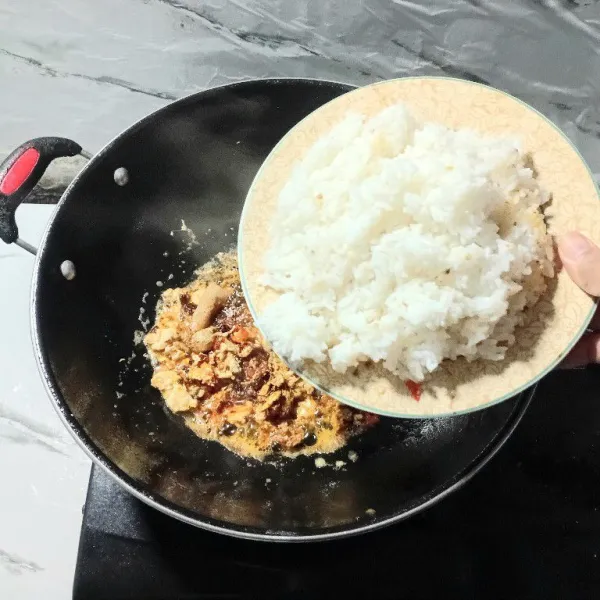 Masukkan nasi putih, aduk rata.
