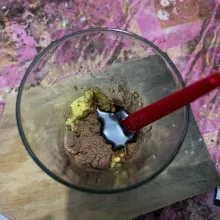 Tambahkan 1/2 bungkus kental manis cokelat dan susu bubuk cokelat.