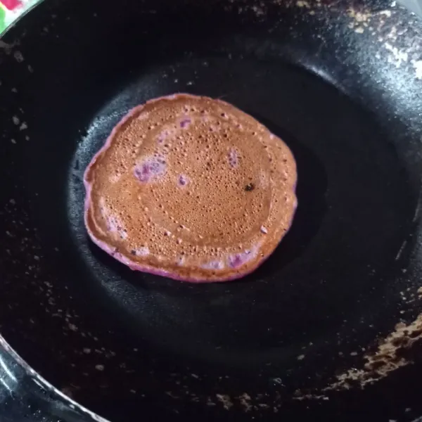 Kemudian, balik dan masak lagi sampai matang. Setelah itu, angkat dan lakukan step ini sampai adonan habis.