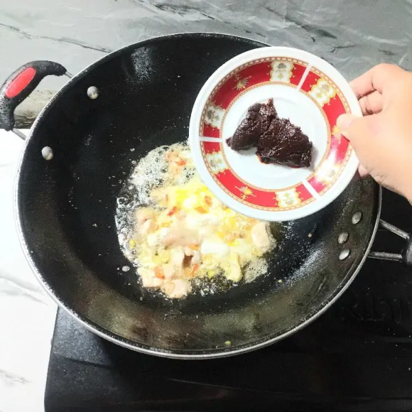 Masukkan bumbu rendang instan, lalu aduk rata.
