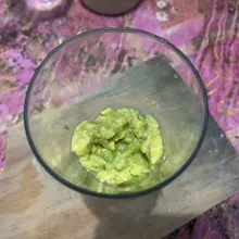 Siapkan semua bahan terlebih dahulu. Kupas alpukat dan pisahkan dari bijinya. Kemudian, siapkan gelas dan masukkan alpukat ke dalam gelas. Hancurkan dengan sendok hingga setengah hancur.