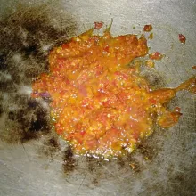 Panaskan minyak, kemudian tumis bumbu halus sampai wangi.