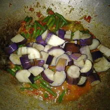 Setelah kacang panjangnya empuk, lalu masukkan terong. Seasoning dengan garam kaldu bubuk dan gula. Masak hingga matang.