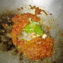 Masukkan daun salam dan lengkuas.