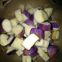 Goreng terong sampai setengah matang.