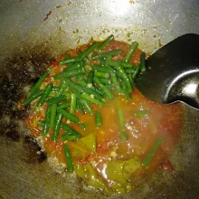 Masukkan kacang panjang, tumis sebentar, lalu tambahkan sedikit air.