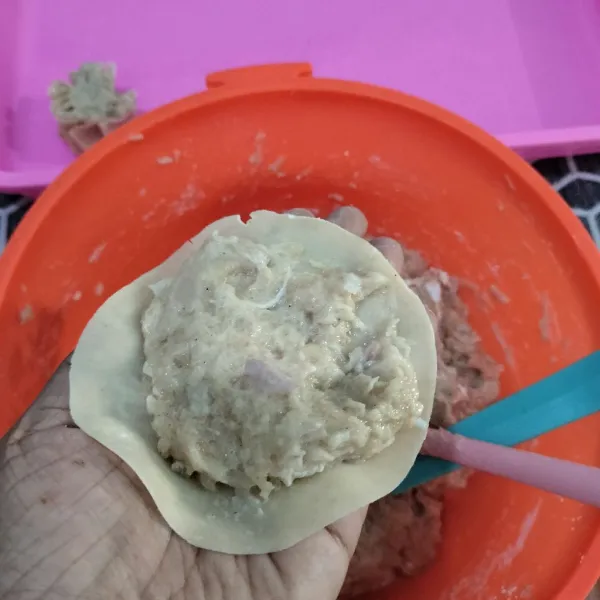 Kemudian setelah dihaluskan lalu bentuk dimsum dengan kulit dimsum