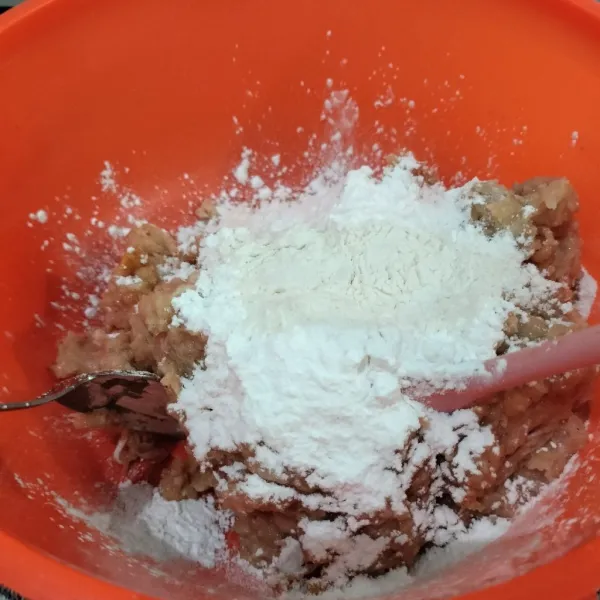 Setelah dihaluskan tambahkan tepung tapioka tambahkan garam gula pasir penyebab rasa merica bubuk dan saos tiram aduk sampai rata